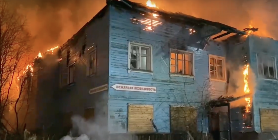 В Мурманске на Декабристов загорелся двухэтажный дом