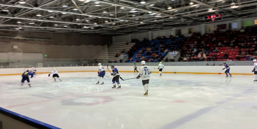 Чемпионат Мурманской области по хоккею стартовал в Заполярье