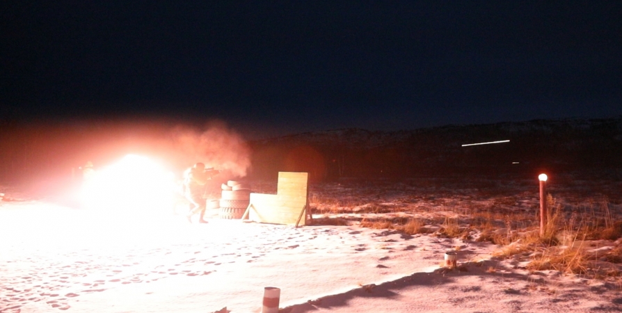 Огневая подготовка военнослужащих на полигонах Северного флота проводится днем и ночью