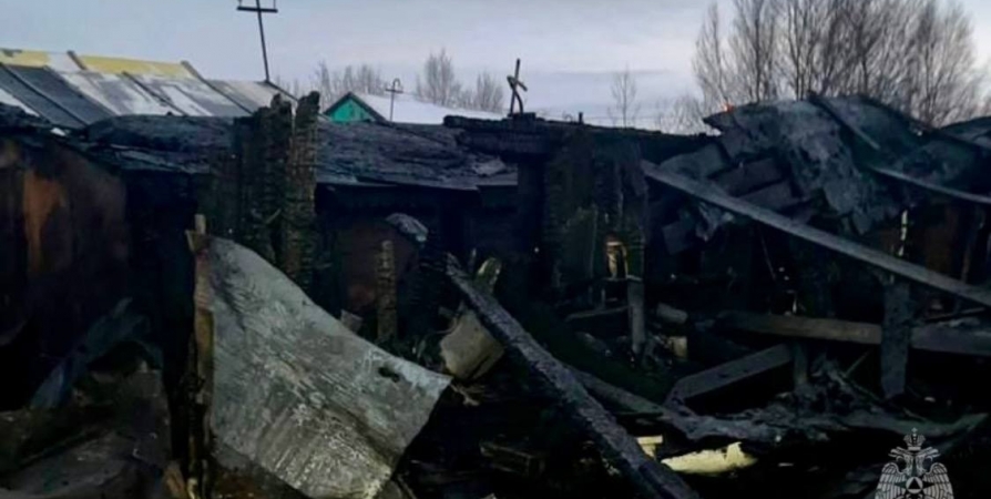 29 человек тушили пожар в гаражом кооперативе в Росляково