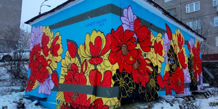 Мурал с изображением пиона украсил здание подстанции в Мурманске