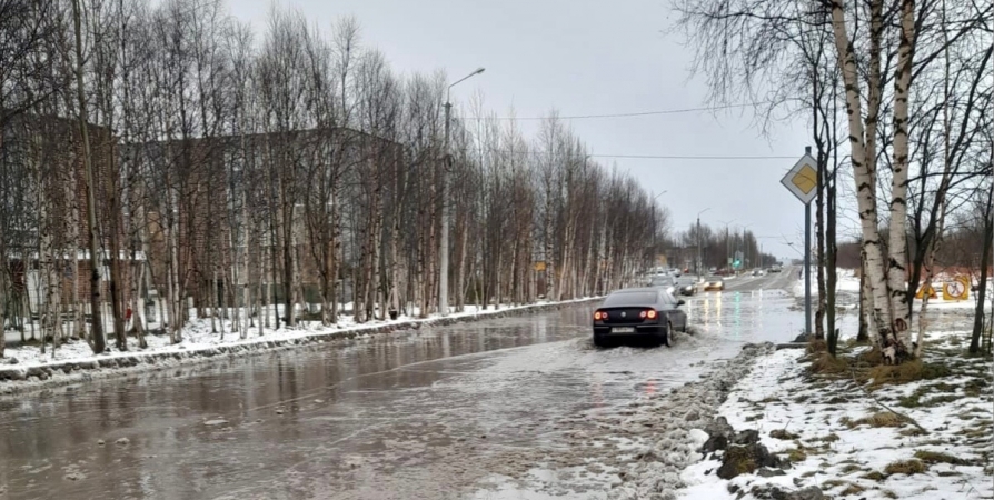 В Оленегорске залило дорогу после коммунальной аварии