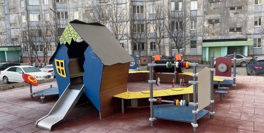 В Полярном смонтировали новую детскую площадку