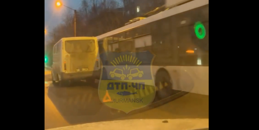 В Мурманске на Героев-североморцев столкнулись маршрутка и троллейбус