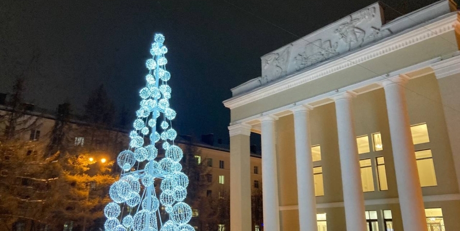 У мурманского драмтеатра установили новогоднюю елку из светодиодных шаров