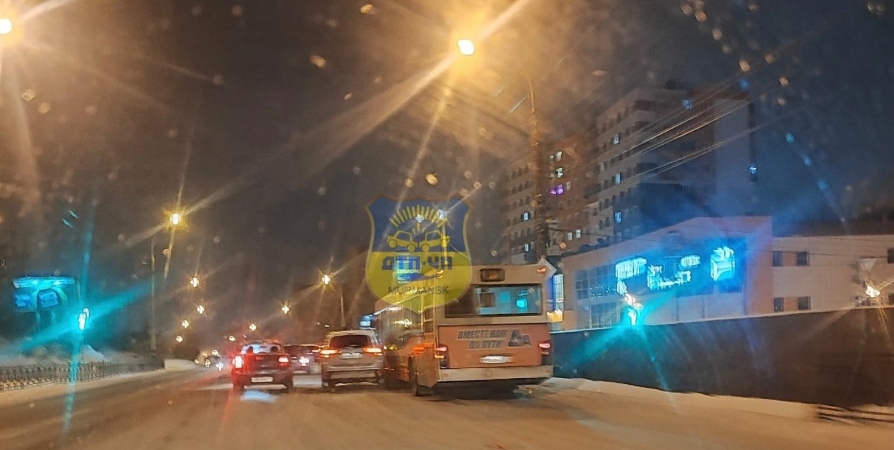 В Мурманске утреннее ДТП с автобусом обошлось без пострадавших