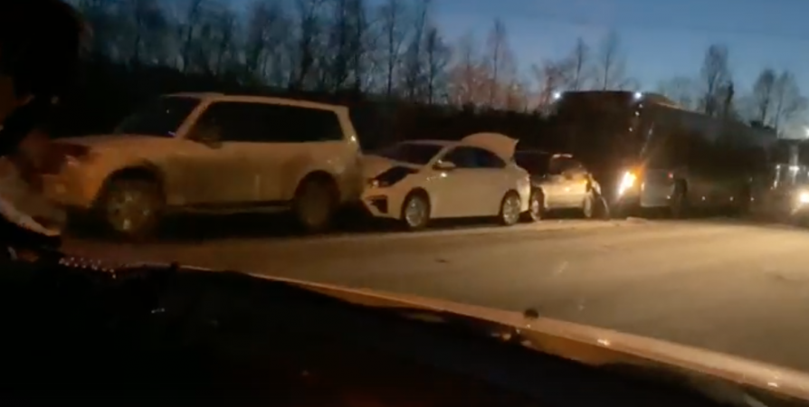 Очевидцы сообщили о ДТП из трех машин и автобуса на въезде в Росляково