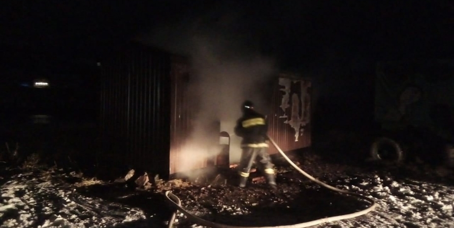 Ночью в Териберке тушили пожар на базе отдыха