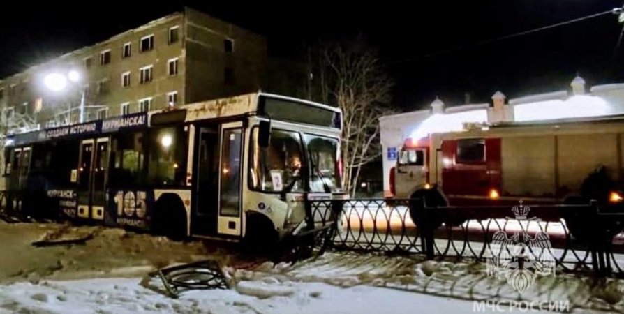 Автобус въехал в забор на Героев-североморцев в Мурманске