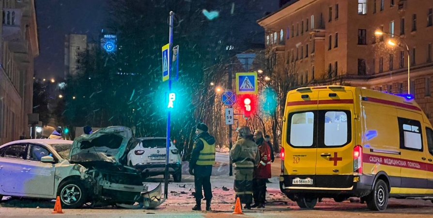 В ДТП в центре Мурманска с Renault и Nissan пострадали двое