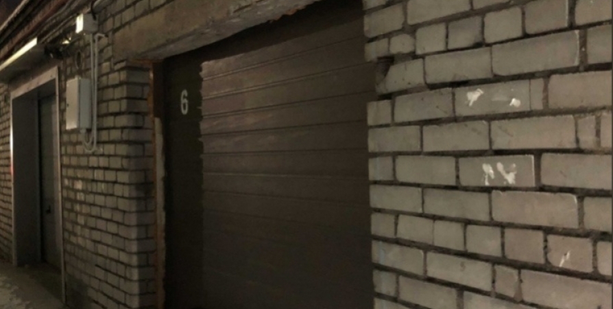В Апатитах среди гаражей нашли труп 37-летнего мужчины