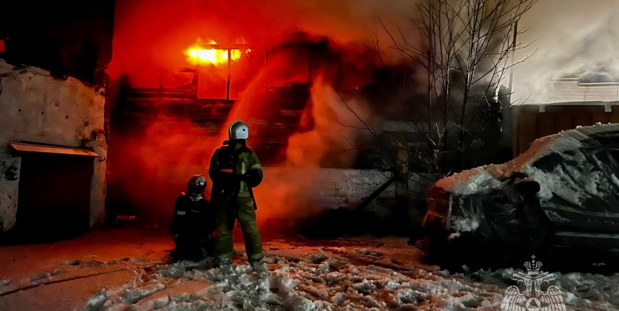 Более 6,5 часов в Мурманске тушили пожар на складе с лакокрасочными покрытиями