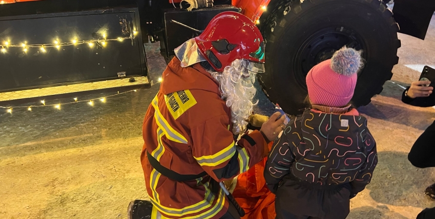 Пожарный Дед Мороз в центре города вручал маленьким мурманчанам подарки