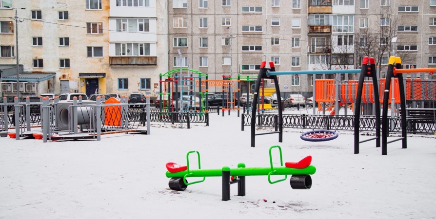 В Заозерске установили детские и спортивные площадки с нарушениями