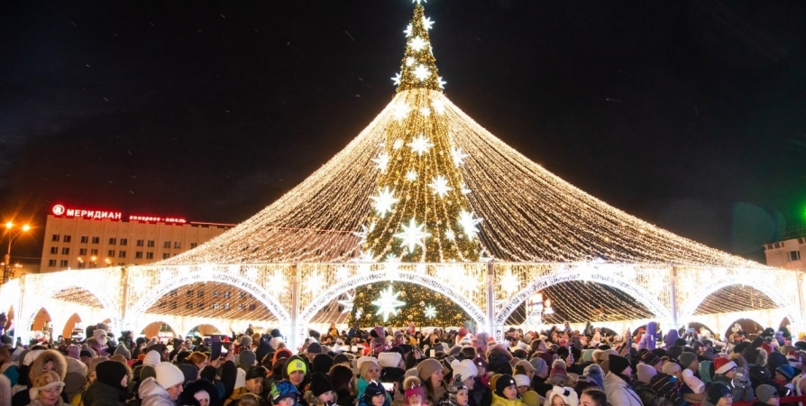 В Мурманске Дед Мороз и Снегурочка появятся в новогоднюю ночь возле главной елки в 01:30