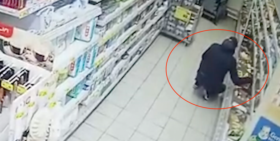 Житель Апатитов украл в магазине 31 упаковку сыра и продал