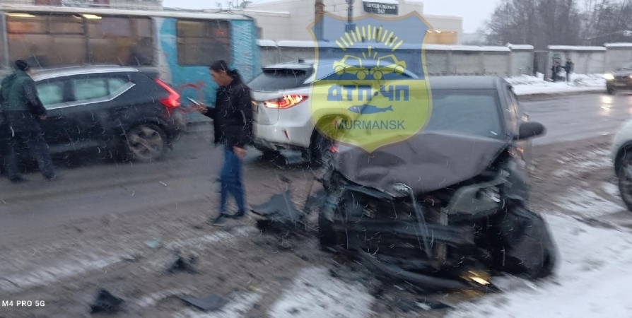 В Мурманске на Радищева в ДТП пострадали пять авто