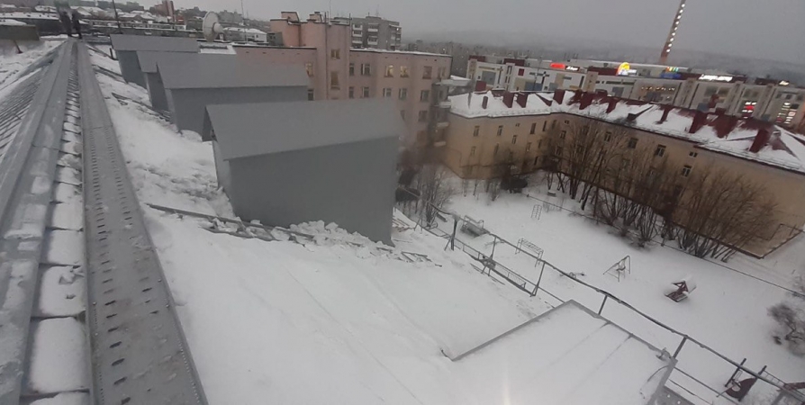 В Мурманске отремонтировали крышу дома на Ленина