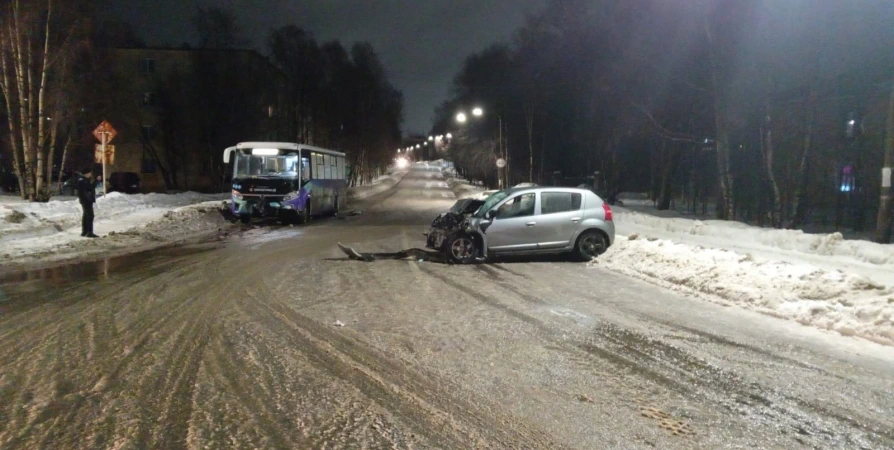 В лобовом ДТП в Кандалакше пострадали водитель хэтчбека и кондуктор автобуса