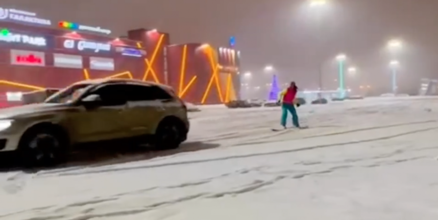 В Мурманске ГИБДД ищет водителя Audi после буксировки сноубордистка возле ТРК