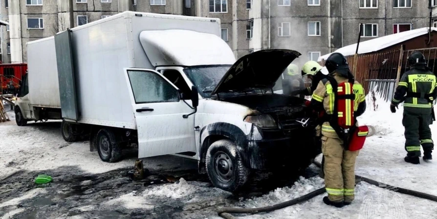 Возле мурманского супермаркета сгорел УАЗ