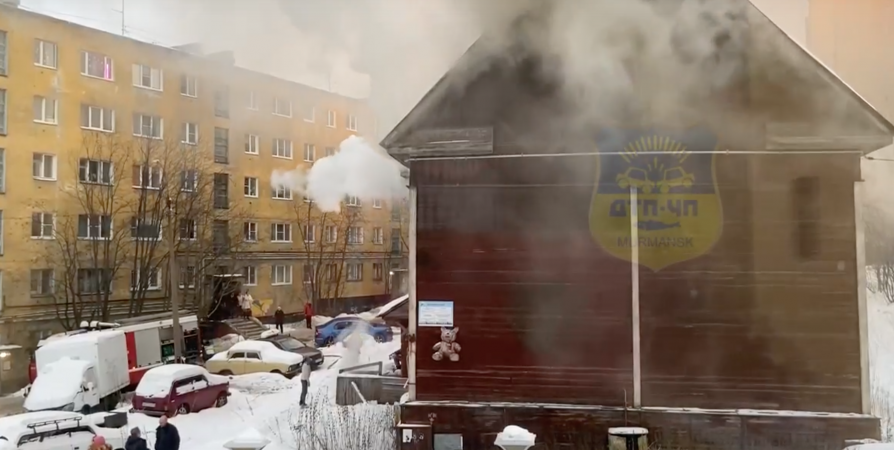Из-за пожара в жилой «деревяшке» на Сполохах эвакуировали 16 мурманчан