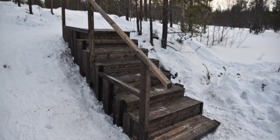 На пешеходной тропе мурманской «Снежинки» для старшего поколения организовали лестницы