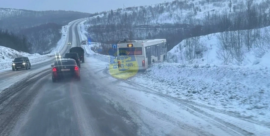 По дороге в Североморск автобус съехал в кювет