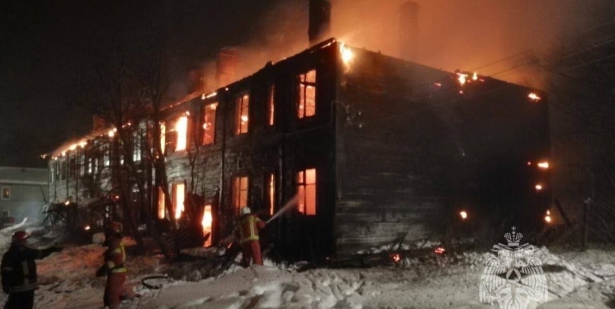 Двухэтажный дом в Умбе на Беломорской тушили почти 12 часов