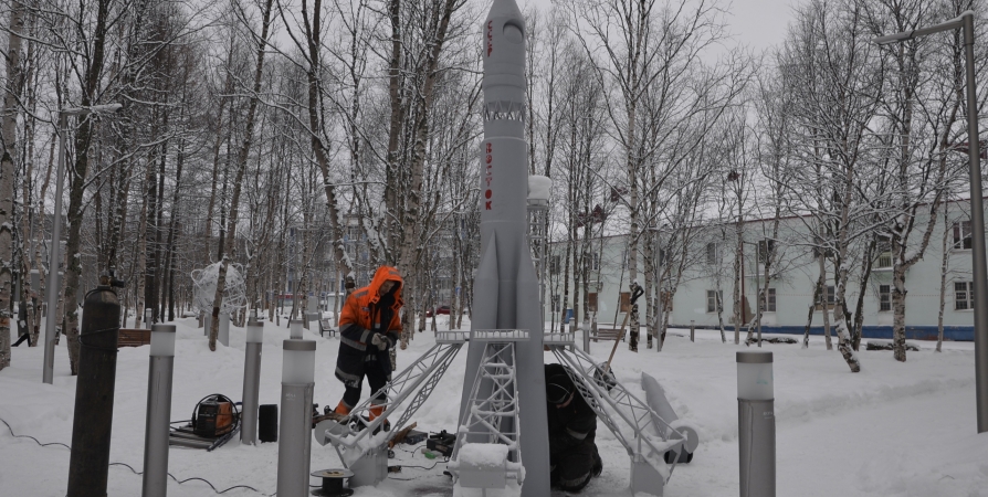 В сквере Оленегорска установили арт-объект в виде модели ракеты