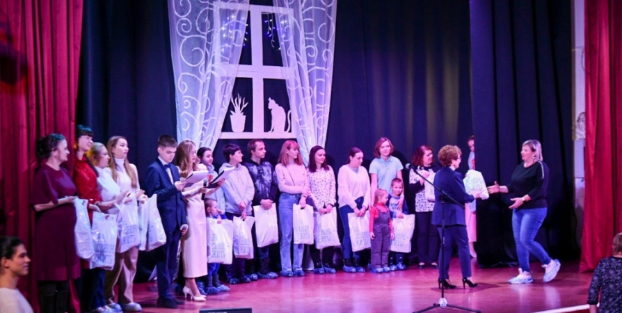 В Мурманске наградили победителей конкурса «Окно в Новый год»