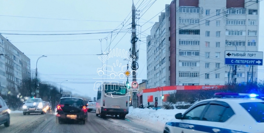 В Мурманске из-за ДТП с автобусом и маршруткой образовалась пробка