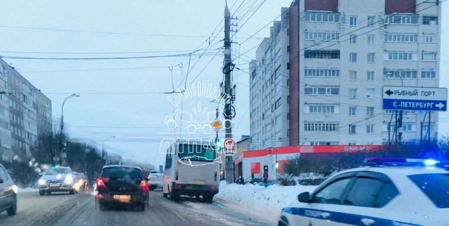 В Мурманске из-за ДТП с автобусом и маршруткой образовалась пробка