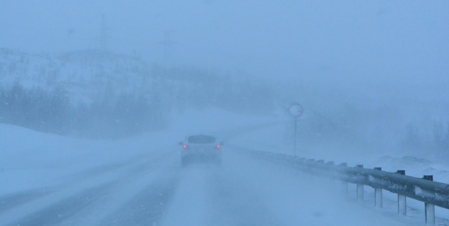 Дорога Кандалакша-Мурманск закрыта для грузовиков из-за сильного снегопада