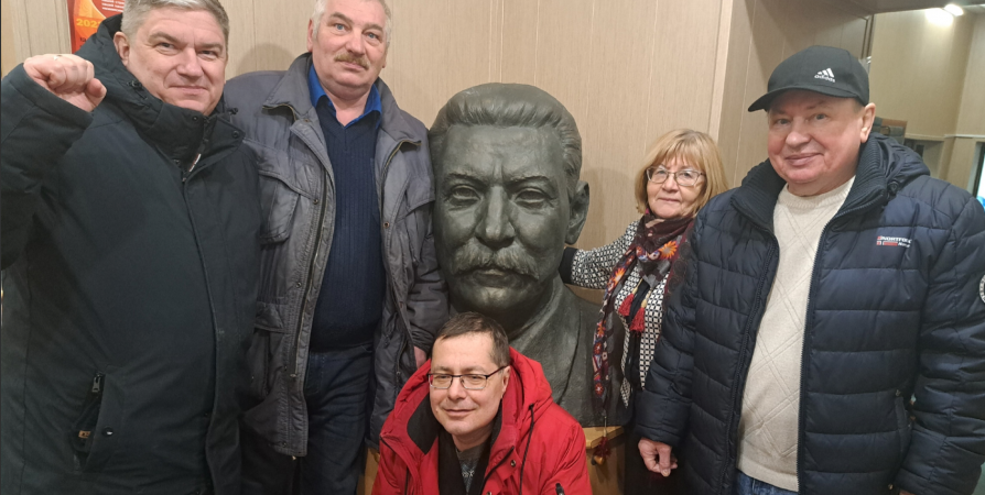 В Мурманском обкоме КПРФ установили бюст Сталина
