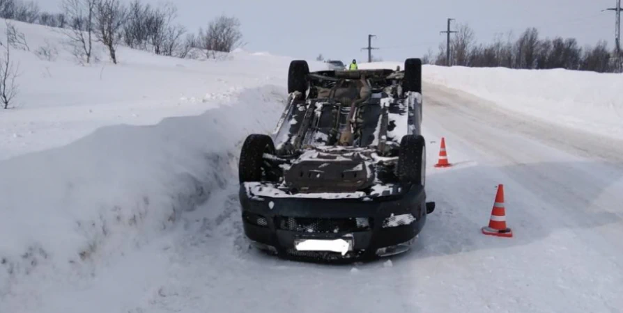 На дороге под Снежногорском перевернулся Mitsubishi