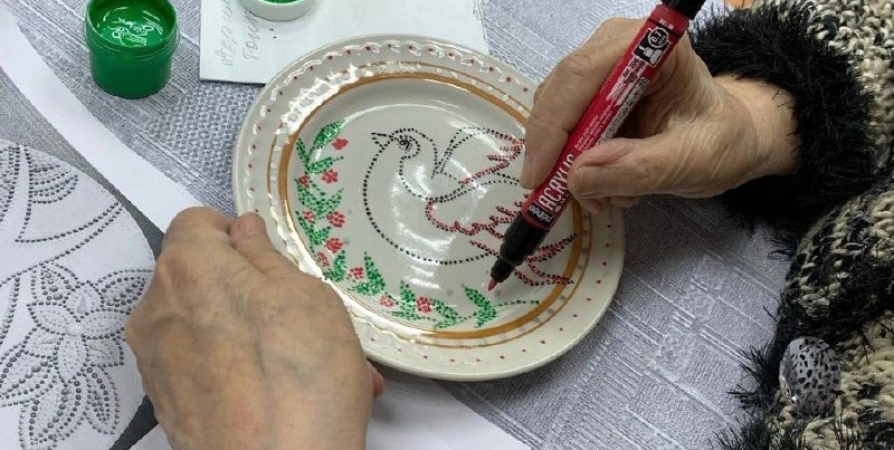 Мастер-класс по росписи посуды прошел в Мурманске для старшего поколения