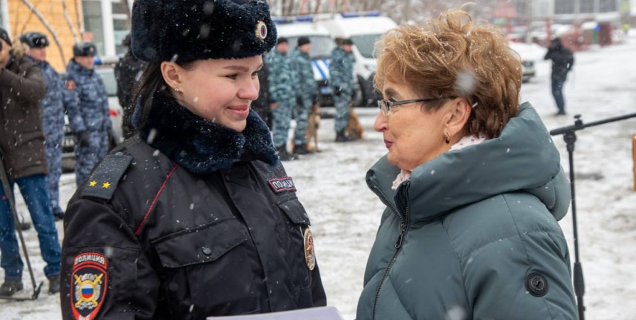В Мурманске защитников правопорядка наградили грамотами и денежными сертификатами