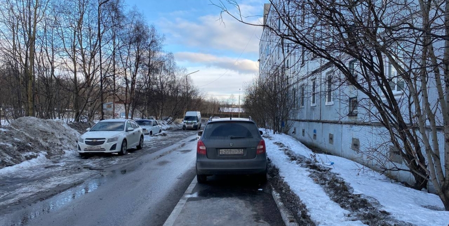 В Мурманске проводят проверку по факту парковки на тротуаре