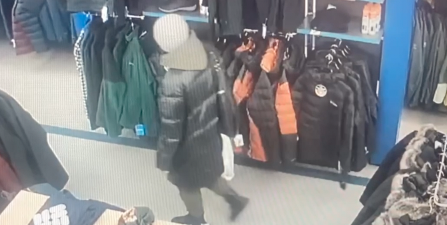40-летняя мурманчанка украла для сына куртку