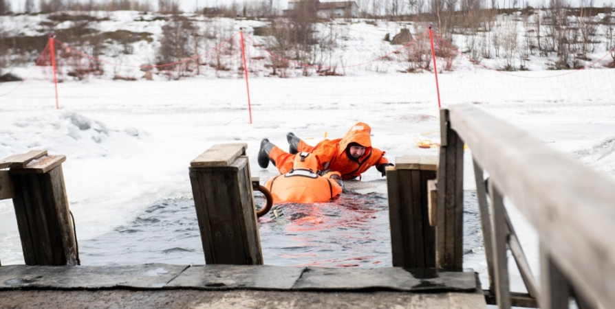 Урок по спасению провалившегося под лед провели в Мурманске для школьников