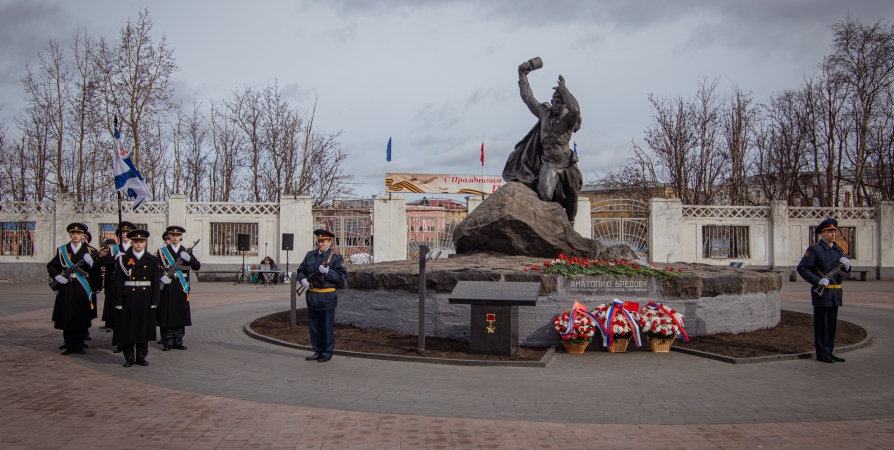 65 лет назад в Мурманске открыли памятник Анатолию Бредову