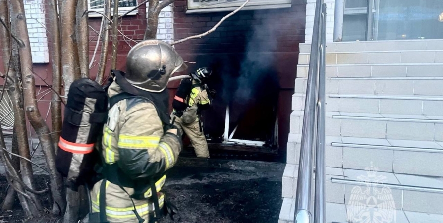 18 пожарных ликвидировали возгорание в здании военкомата в Мурманске
