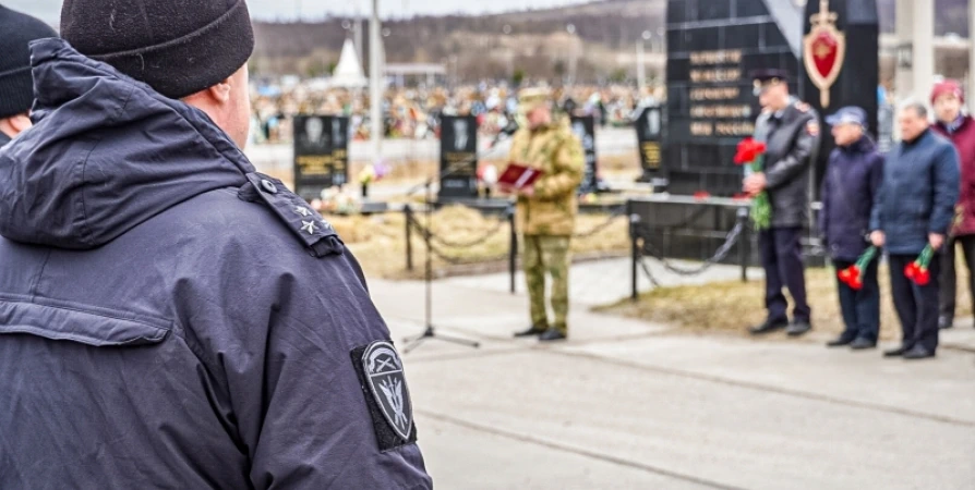 В годовщину гибели бойцов СОБР «Росомаха» прошел митинг на Аллее Славы в Мурмашах