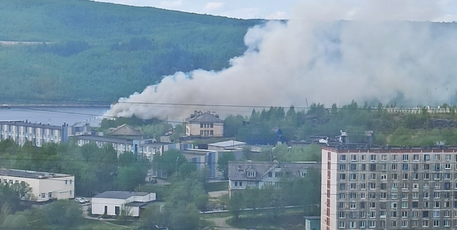У горящего двухэтажного дома в Мурманске обрушилась кровля