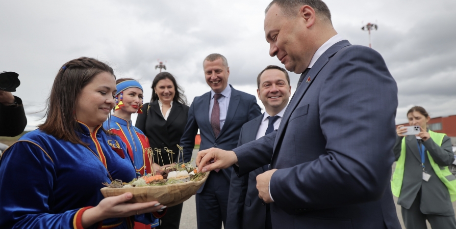 Делегацию Беларуси встречали в Мурманске стилизованными саамскими костюмами и рыбной нарезкой