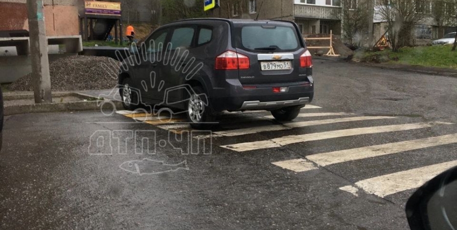 В Мурманске устанавливают водителя Chevrolet за парковку на «зебре»