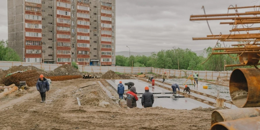 Сдачу дома на Бредова в Мурманске ожидают к концу года