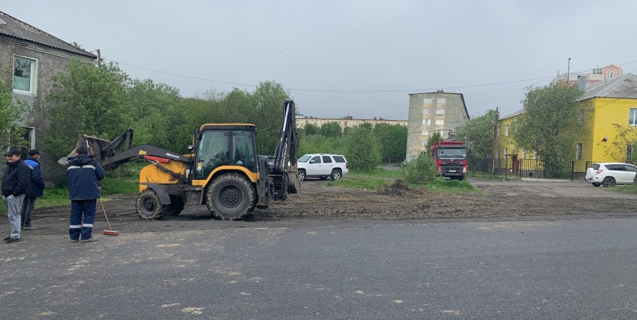 Завершается ремонт дороги у детской поликлиники в Ленинском округе Мурманска