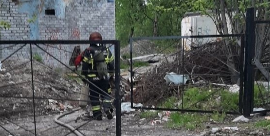 17 пожарных потушили в Мурманске нежилое здание на Садовой